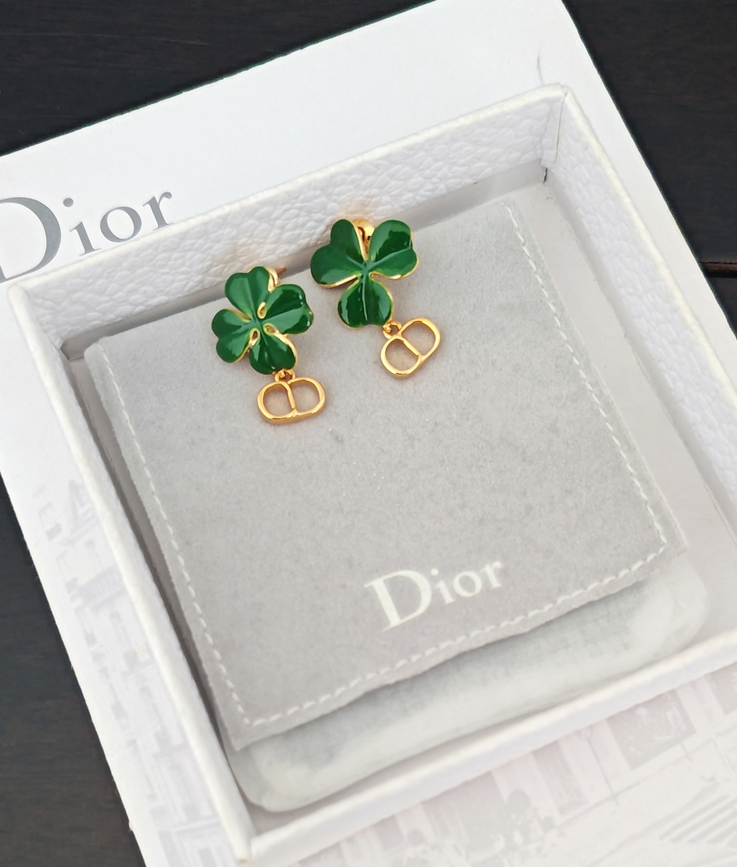 Dior ディオール ピアス 新作 グリーン クローバー 四葉のクローバー アシンメトリー 不揃い 幸運 おしゃれ レディース