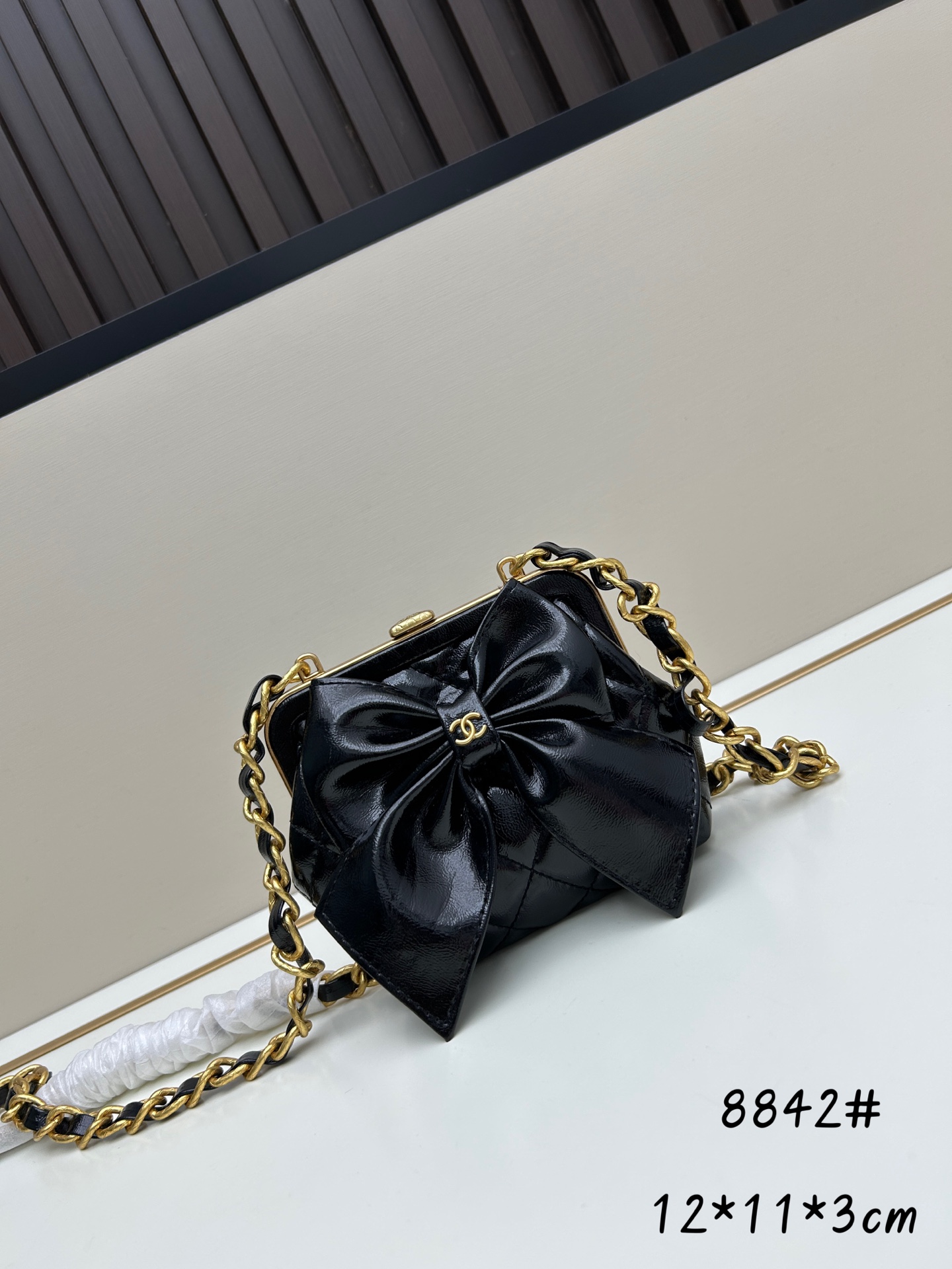 シャネル 24A リボン付きカエル口金バッグ