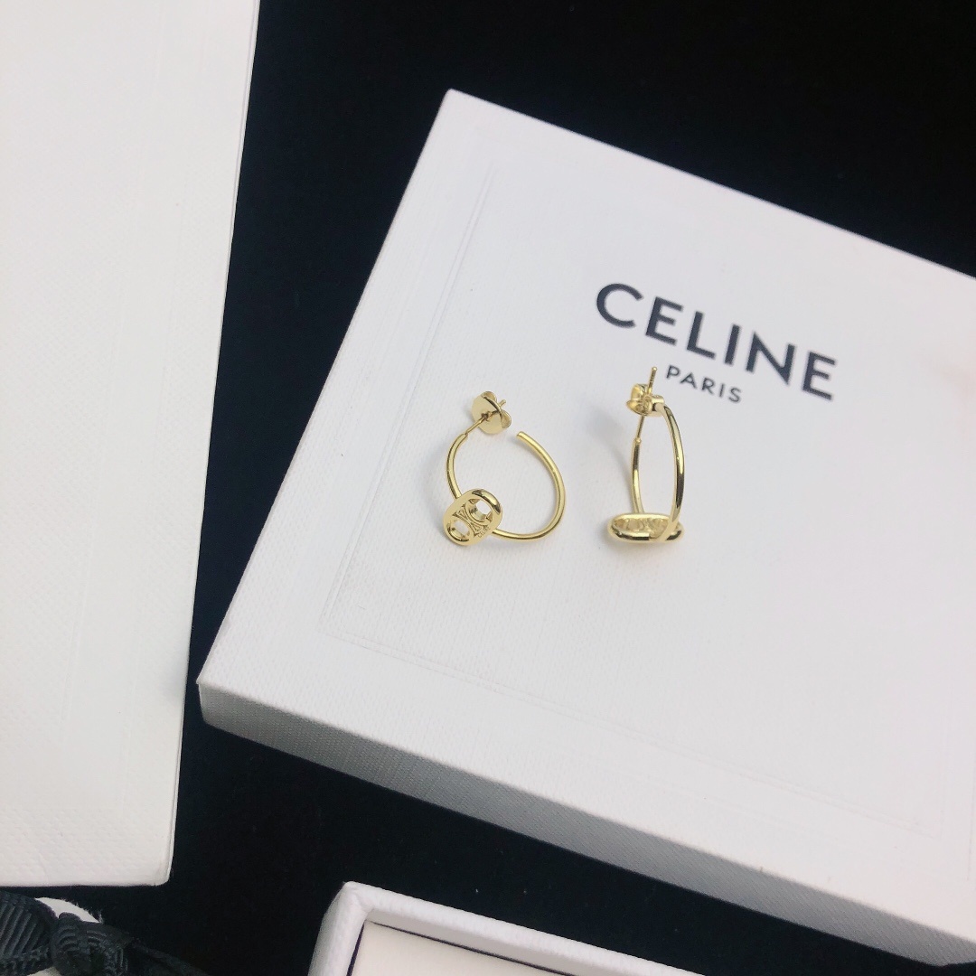 【CELINE セリーヌ】トリオンフ ラウンド スタッドイヤリング｜ゴールドメタル｜常識を覆す個性派デザイン｜CELINE史上最強の光芒