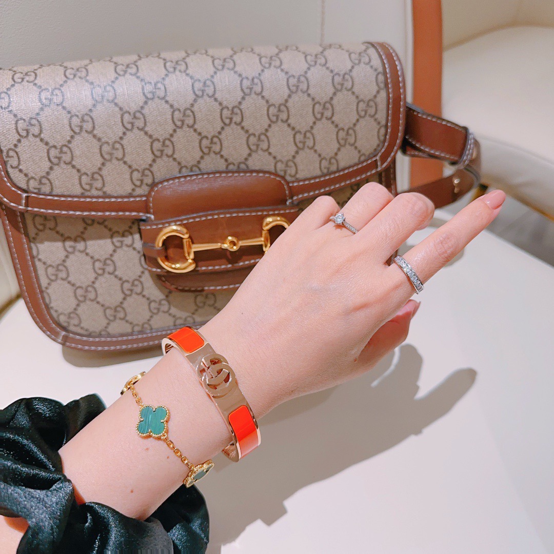【GUCCI グッチ】アンガー・フォレスト ダブルG バングル｜K18メッキ処理×ハンドメイド｜希少な艶消し仕上げのロングセラー