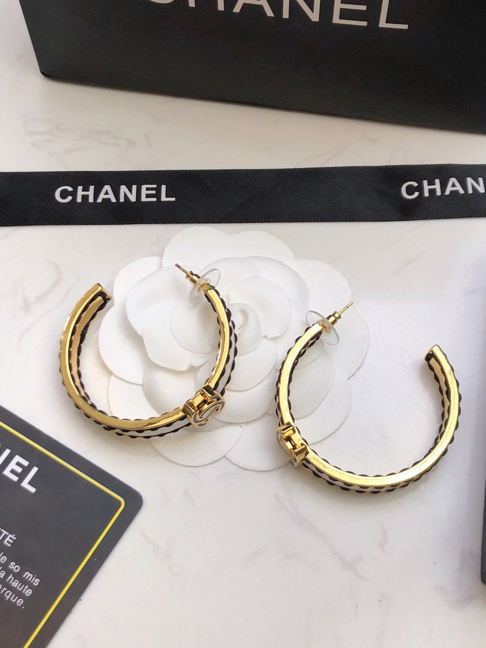 【CHANEL シャネル】ブラック＆ホワイト エナメル ダブルC フックピアス｜モノクロームの洗練とヴィンテージ感が光る