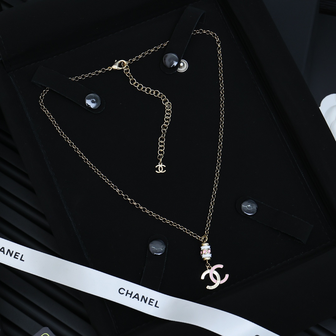 【CHANEL シャネル】ピンクエナメル ダブルC ネックレス｜甘すぎない可愛らしさと絶妙なバランスが光る