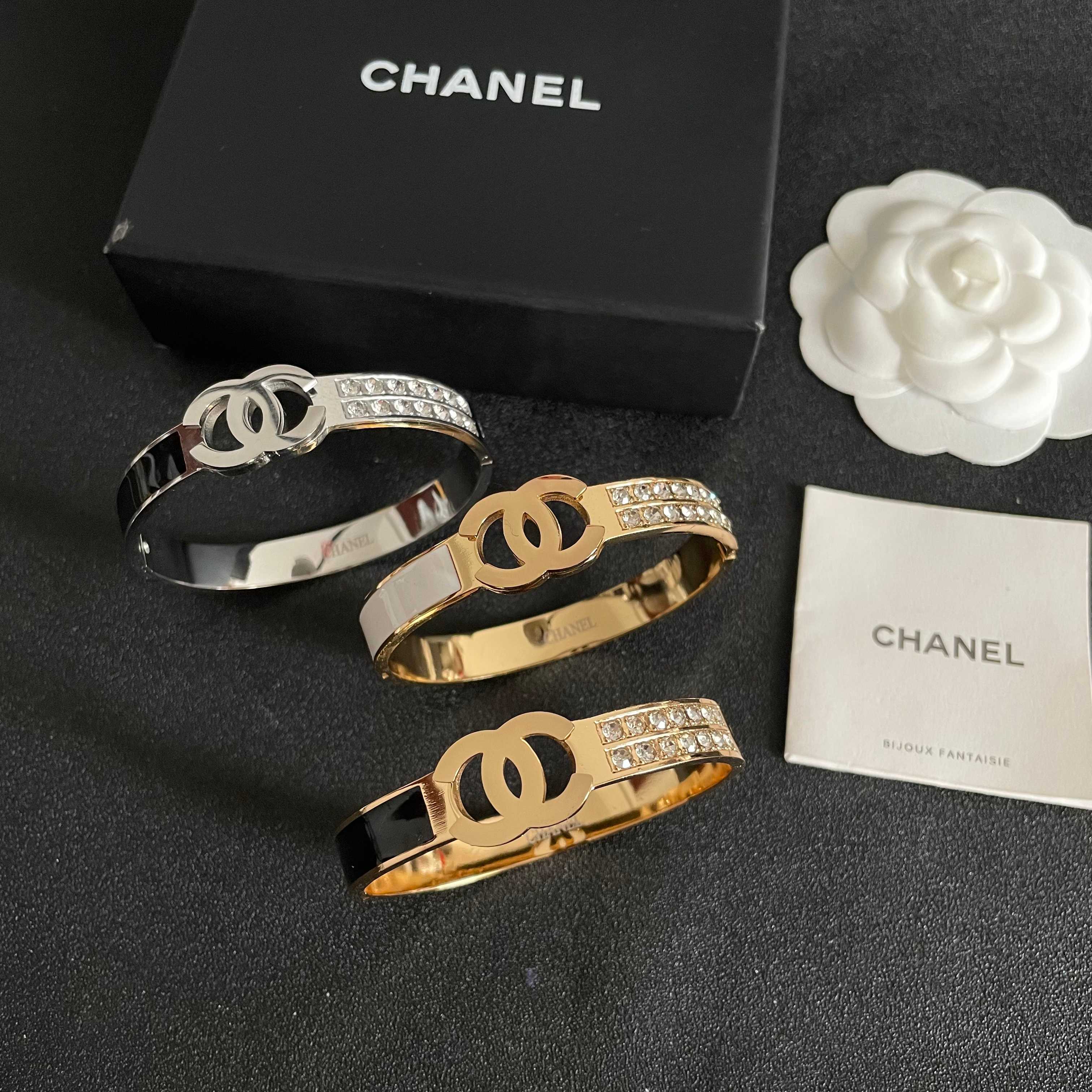 【CHANEL シャネル】C スタッズ ブレスレット｜高品質ステンレススチールが光る本物志向の逸品