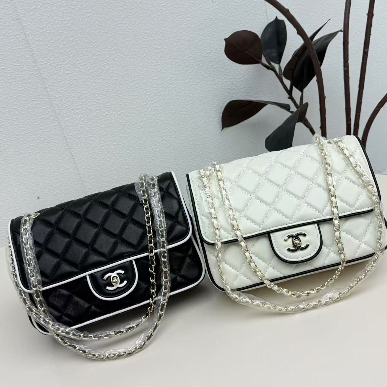 CHANEL 2025春夏プレタポルテ ブラック＆ホワイト カラーブロック フラップバッグ