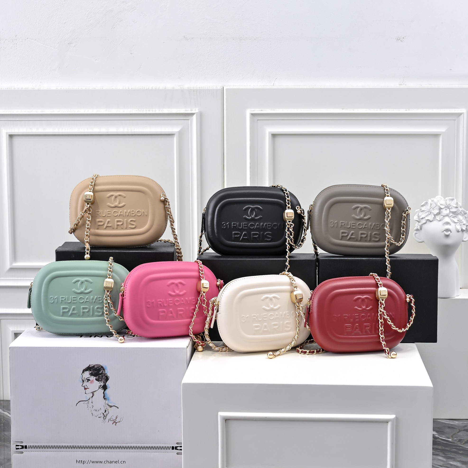 CHANEL 2025クルーズコレクション ゴールドボール ミニカメラバッグ