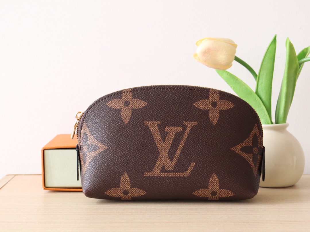 LOUIS VUITTON Pochette Cosmétique PM（モノグラム・リバー