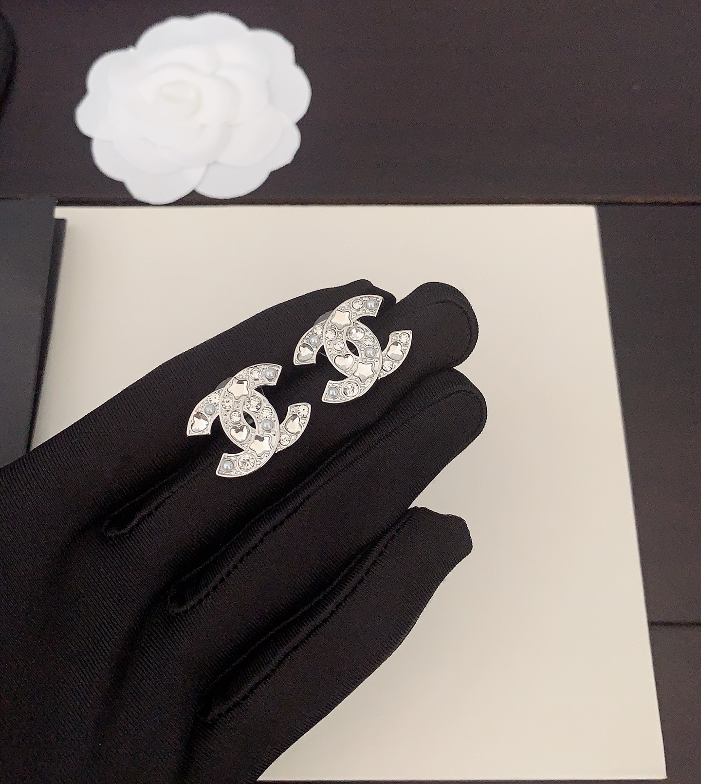 【CHANEL インスパイア】プラチナカラー ダブルC スタッドピアス｜シルバー系 上品な輝き 今季注目の極上品