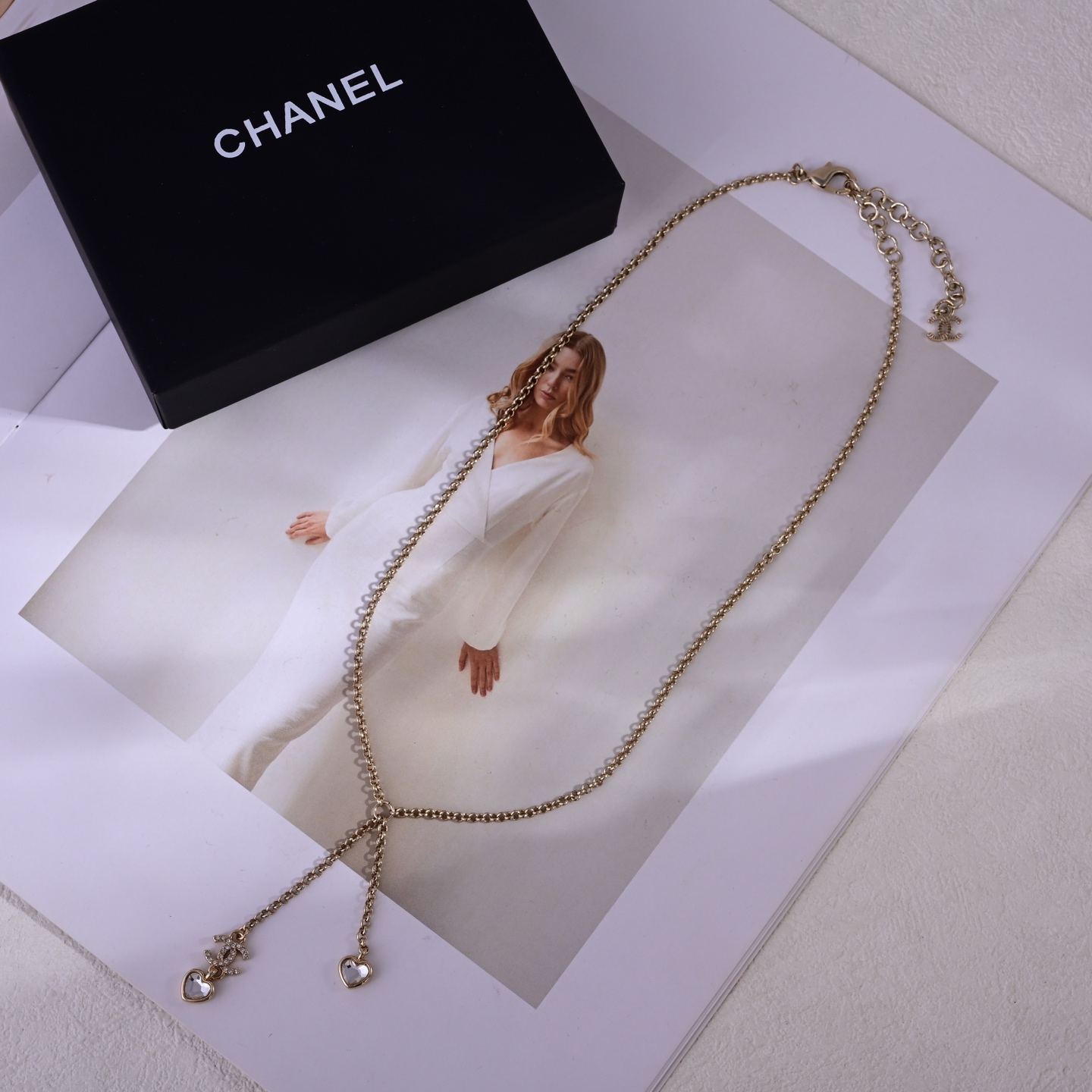 【CHANEL インスパイア】彫刻入りネックレス｜小顔効果◎ 若々しいカラーリング エレガント＆プレイフル