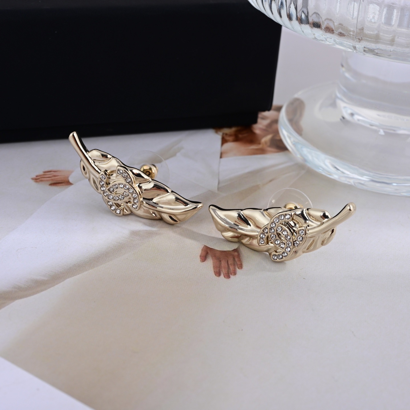 【CHANEL インスパイア】彫刻入りスタッドピアス｜小顔効果◎ 若々しいカラーリング エレガント＆プレイフル