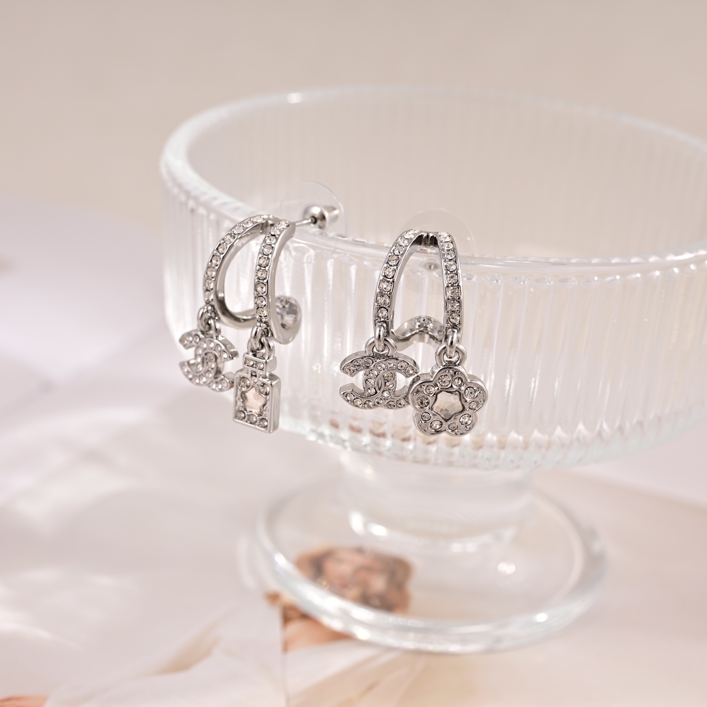 【CHANEL インスパイア】彫刻入りピアス｜小顔効果◎ 若々しいカラーリング エレガント＆プレイフル