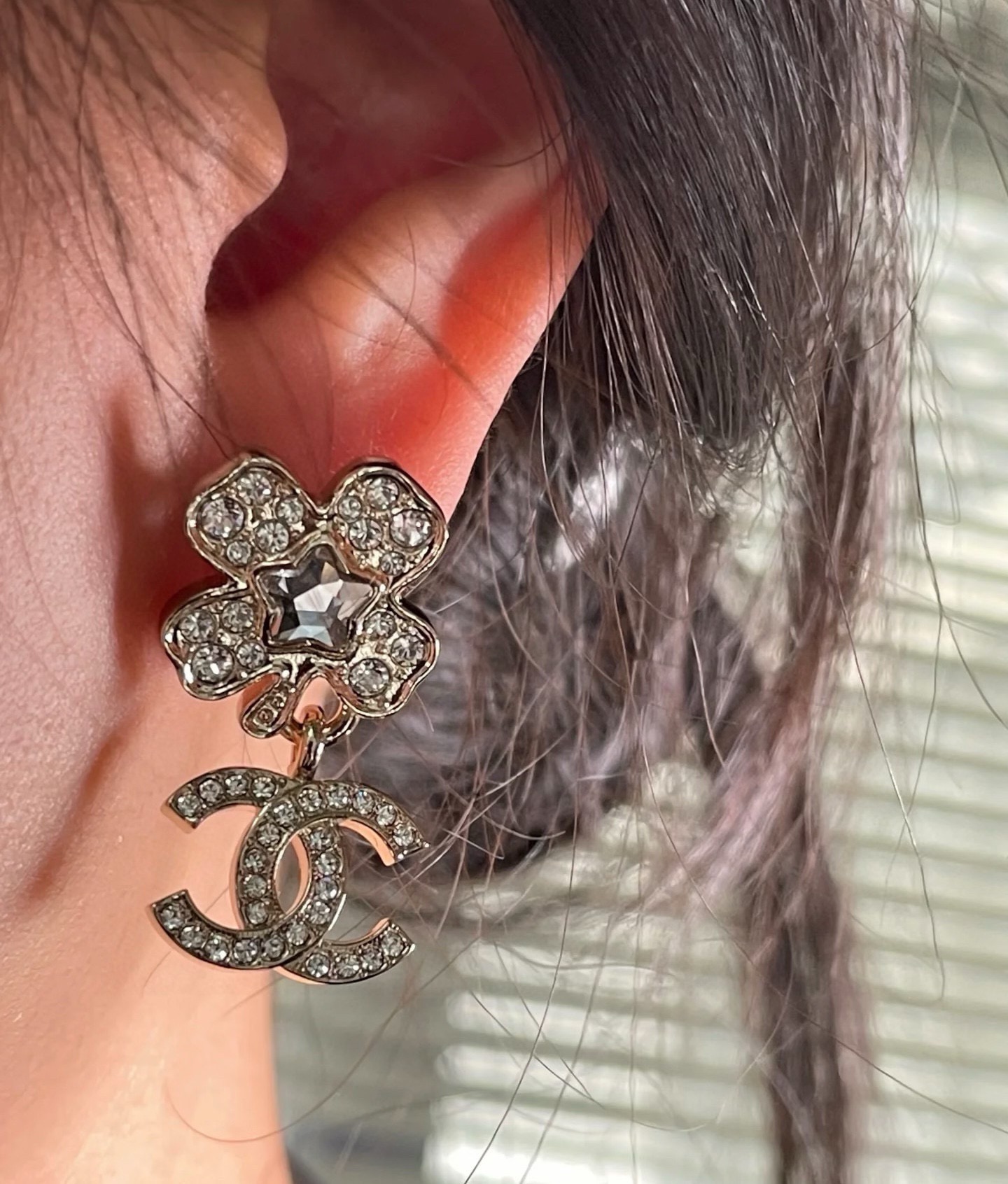 【CHANEL インスパイア】クローバー スタッドピアス｜小顔効果◎ ゴールドベゼル レジン×コントラスト ダブルC 定番デザイン