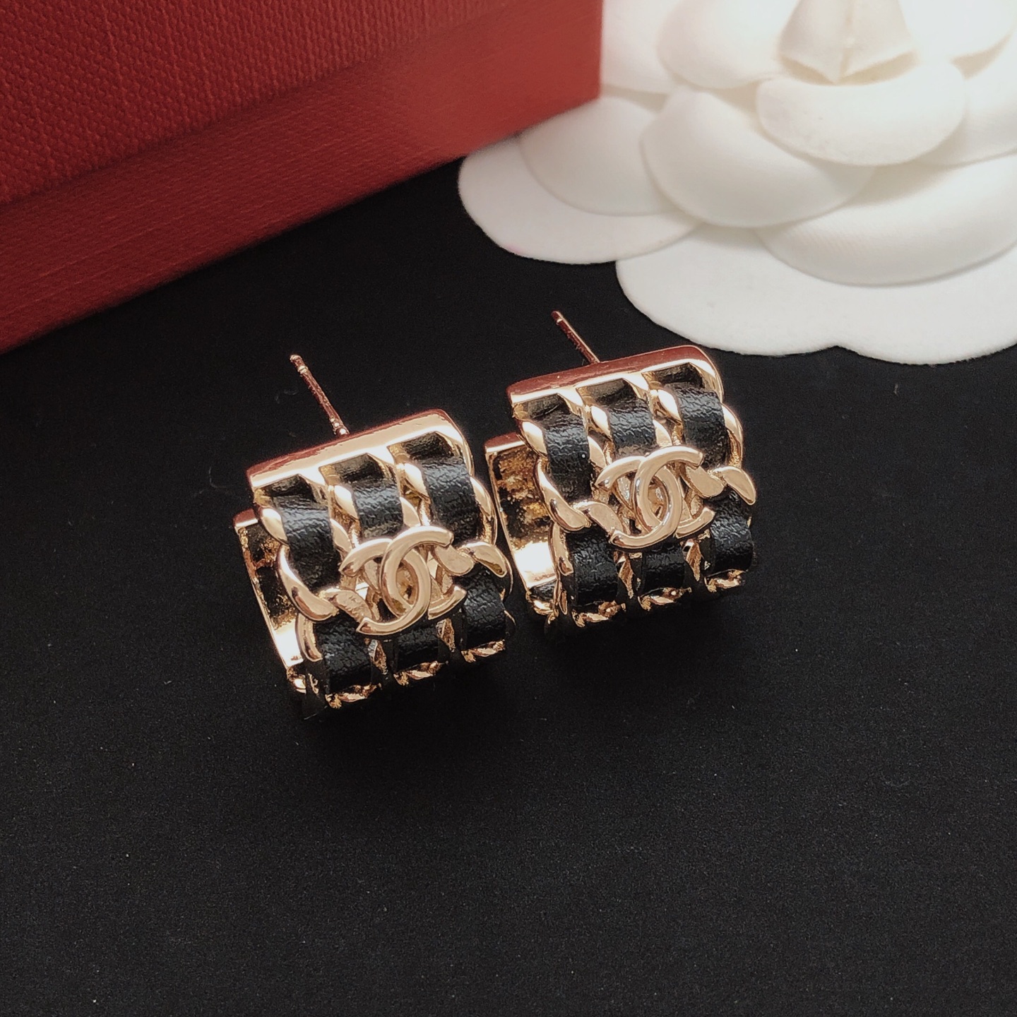 【CHANEL インスパイア】レザー ピアス｜コンビ素材 フレンチシック 今季注目の極上品