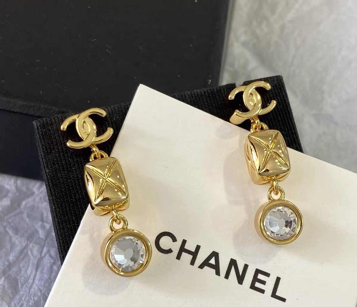 【CHANEL インスパイア】シングルダイヤモンド スタッドピアス｜小顔効果◎ ゴールドベゼル レジン×コントラスト ダブルC 定番デザイン