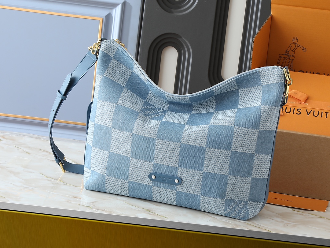 ルイ・ヴィトン 2025春夏コレクション Vagabond Hobo（ダメールデニム3D×Pharrell Williams）