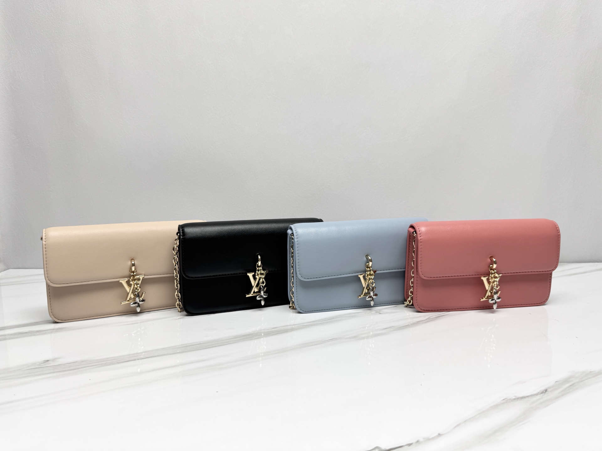 ルイ・ヴィトン LV BLOOM シリーズ WALLET ON CHAIN チェーンバッグ