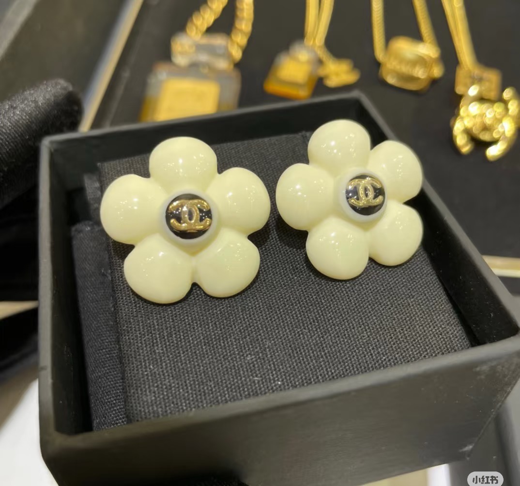 【極上カスタム】シャネル風 アクリル ホワイト カメリア ピアス - 驚きの小顔効果で顔立ちを美しく演出 早春の必須アイテム