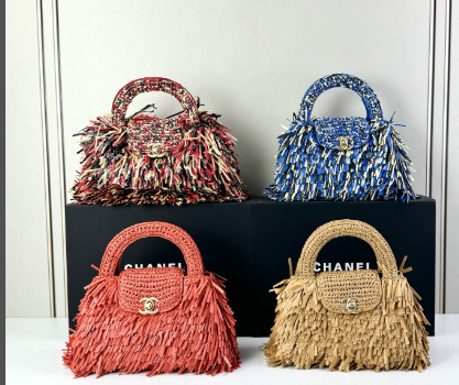 シャネル フリンジ付き編み込みバッグ - 赤×黒×ベージュ三色使い ダブルCターンロック＆皮穿きチェーンが映える今季マストバイ