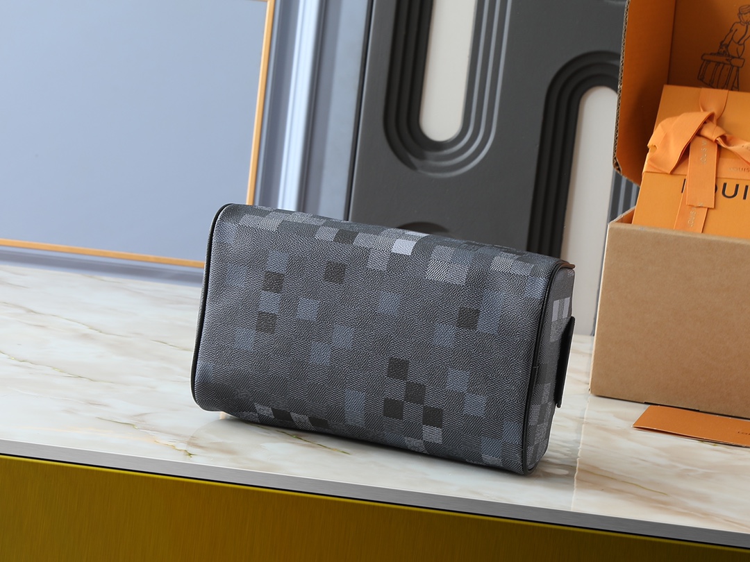 「ルイ・ヴィトン Dopp Kit 盥洗袋｜ダモフレージュブラック×レザートリム｜15×16.5×28cm｜磁気閉じ式ジッパー仕様」