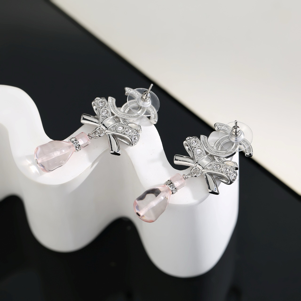 シャネル ダブルC リボン フルダイヤ ピアス｜アクリル×クリスタルの贅沢な輝き✨ つけるだけで顔映えする最強の名品♡
