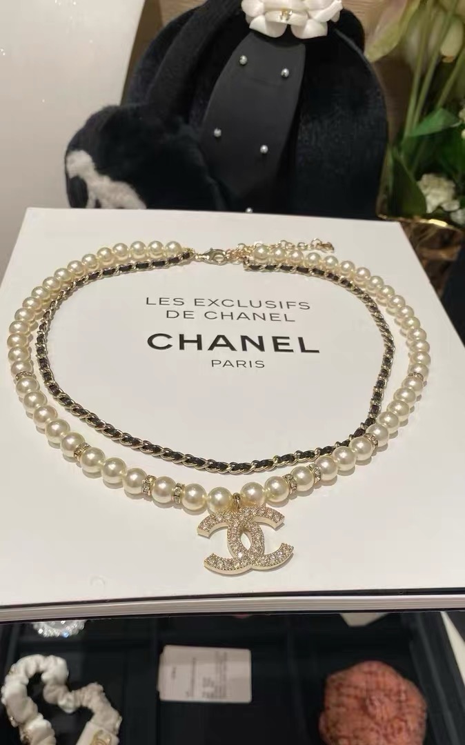 シャネル ダブルレイヤー パール ネックレス｜レザーインサート×パールの贅沢な重ね付けデザイン✨ 中央のダブルCが放つ気品が今っぽい♡