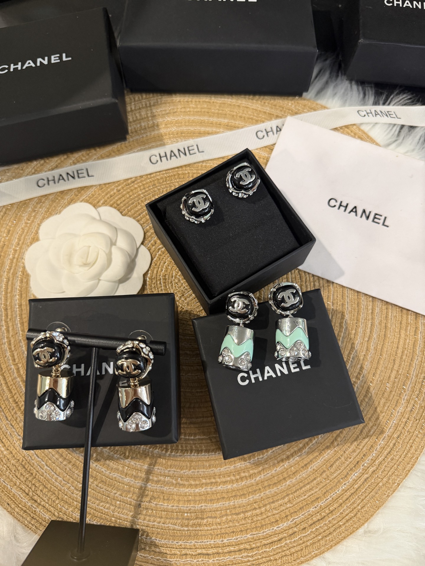 シャネル アクリル ロングピアス｜光沢ある円形モチーフが揺れる2色展開✨ 軽やかで上品な印象に♡