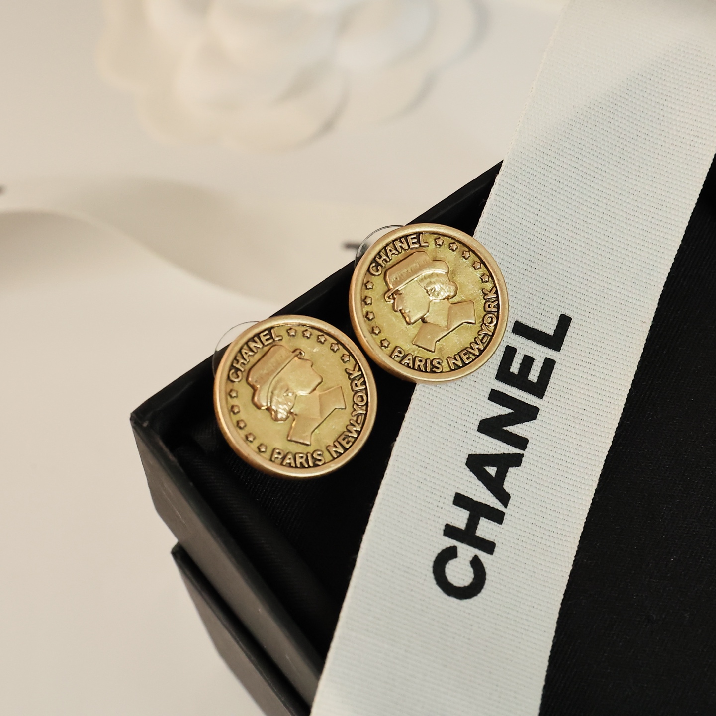 シャネル コイン メダイユ ピアス/ネックレス｜「CHANEL PARIS NEW YORK」の刻印が際立つ✨ ヴィンテージコインから着想を得た圧倒的アイデンティティ♡