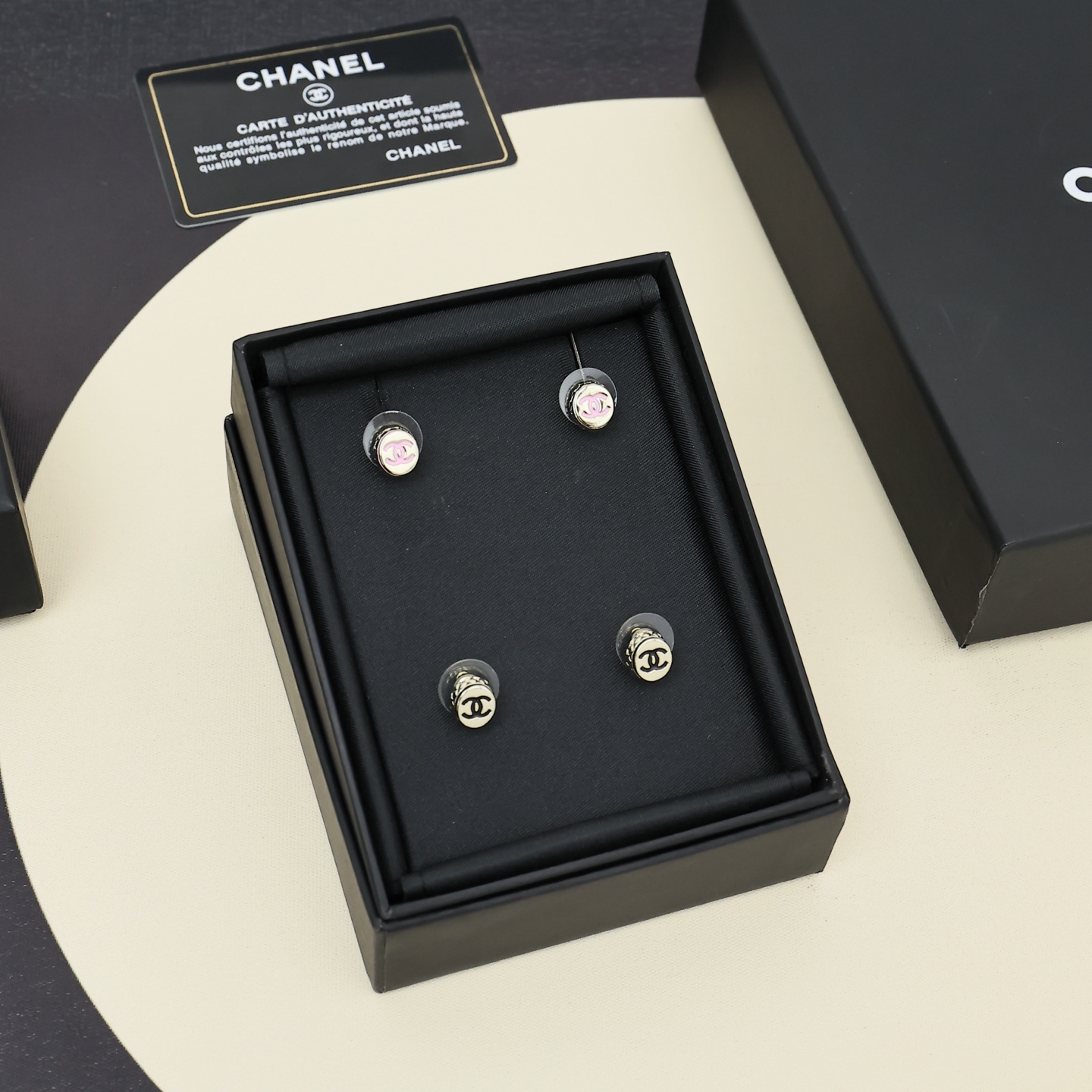 シャネル 黒×ピンク エナメル ピアス✨ 小さなゴールドビーズが可愛すぎる！一目惚れ必至の逸品♡
