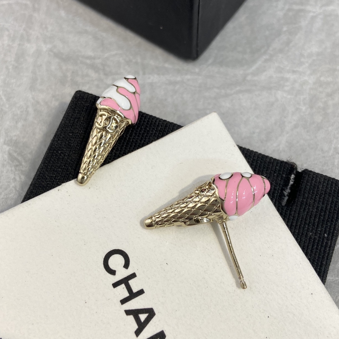 シャネル アイスクリーム ピアス✨ ソフトクリームのような愛らしさ！甘すぎない大人可愛い逸品♡