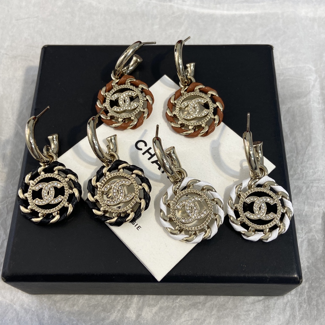 シャネル ラムスキン チェーン ピアス✨ 正規品同等の型から制作！丸鎖が貫く黒レザーの神がかる完成度♡