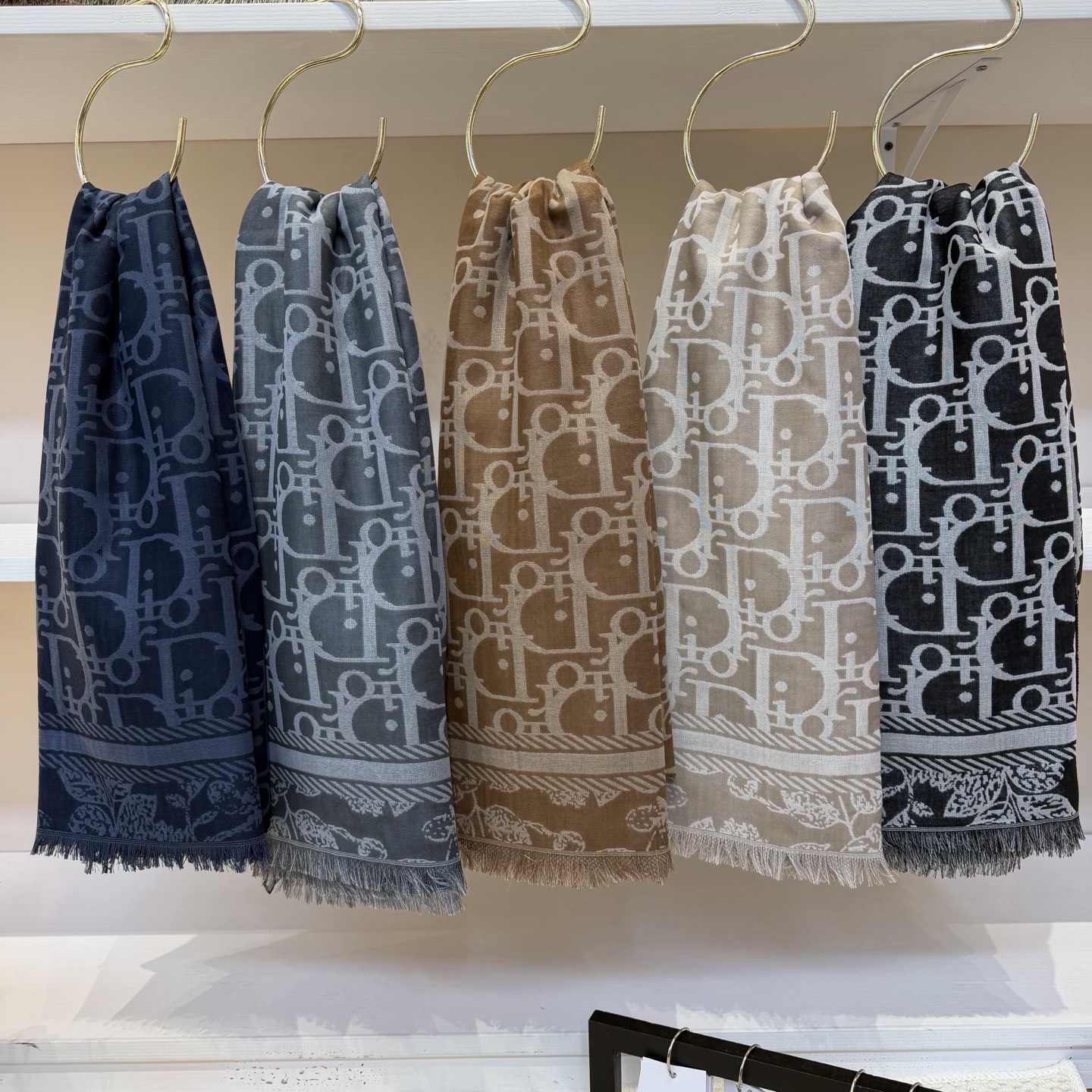 Dior 春新作スカーフ✨ 纏うだけで上品に！軽くて柔らかい神品質💎 今すぐGETしないと即完売🌟