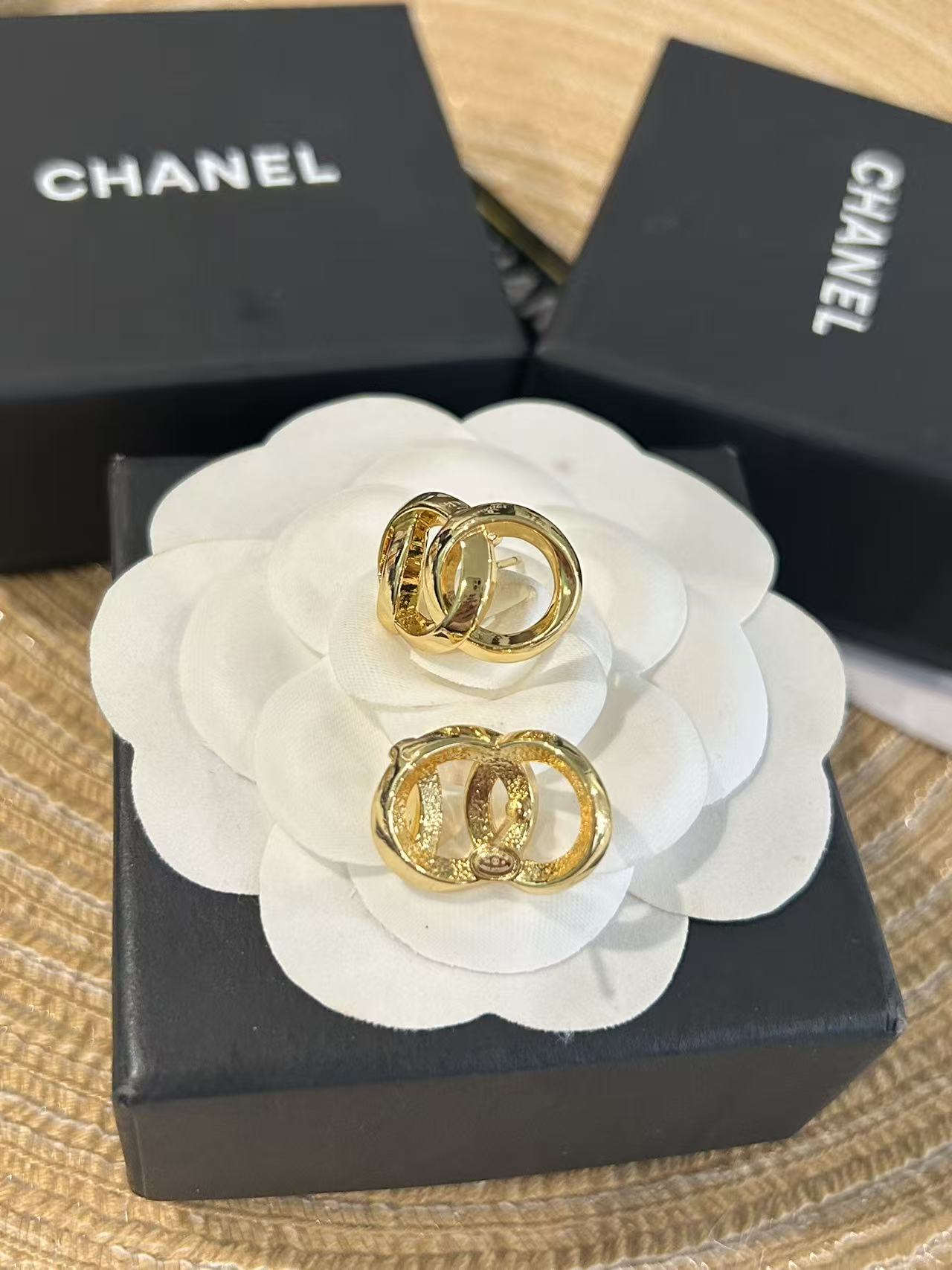 シャネル CHANEL ピアス イヤリング 巻き付きダブルリング ポリッシュドメタル サークルモチーフ 重なり円 レディース アクセサリー ゴールド
