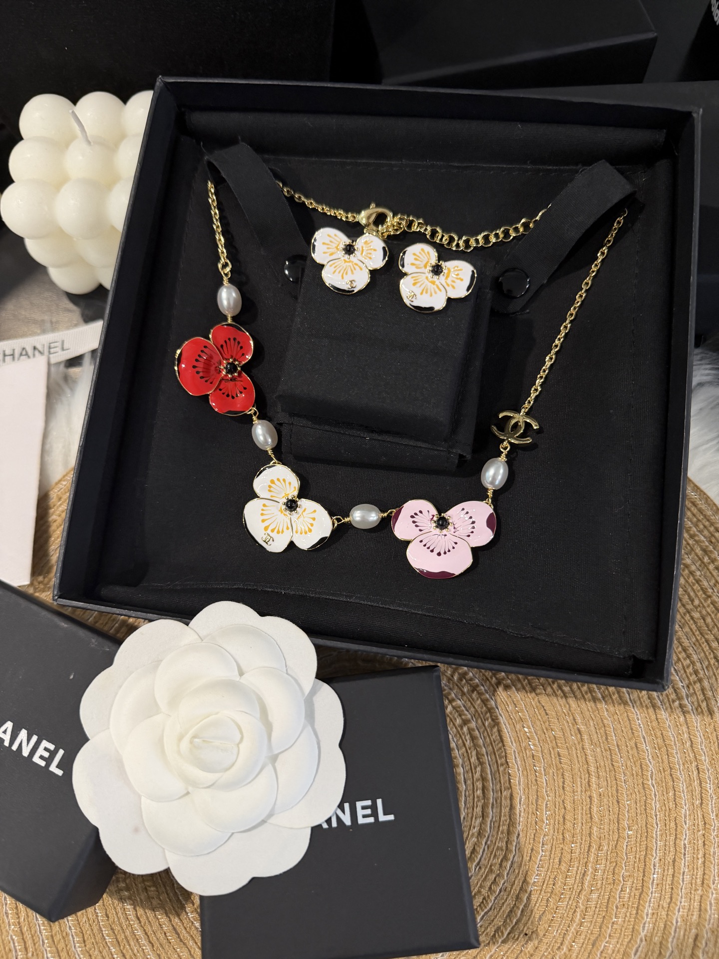シャネル (CHANEL) 3色エナメル フラワー パール チョーカー ✨ 華やかなフローラルデザイン