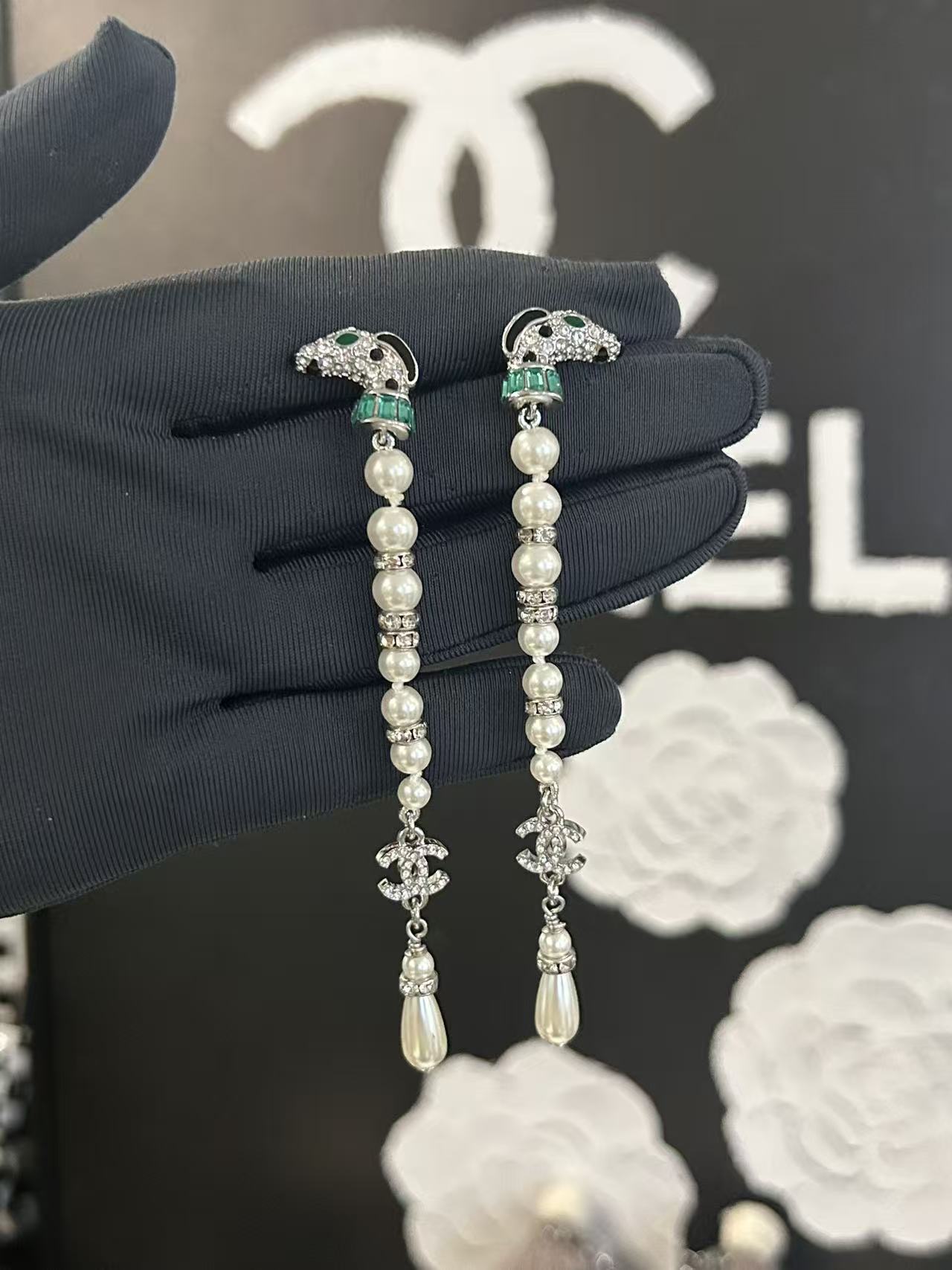 シャネル (CHANEL) ダルメシアン ブラック×グリーン パール ロングイヤリング/ピアス ✨ 個性派アクセサリー