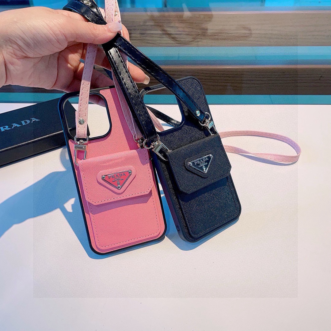 【Pradaデザイン】斜め掛けカードホルダー付き全包素材スマホケース（iPhone 16シリーズ対応）
