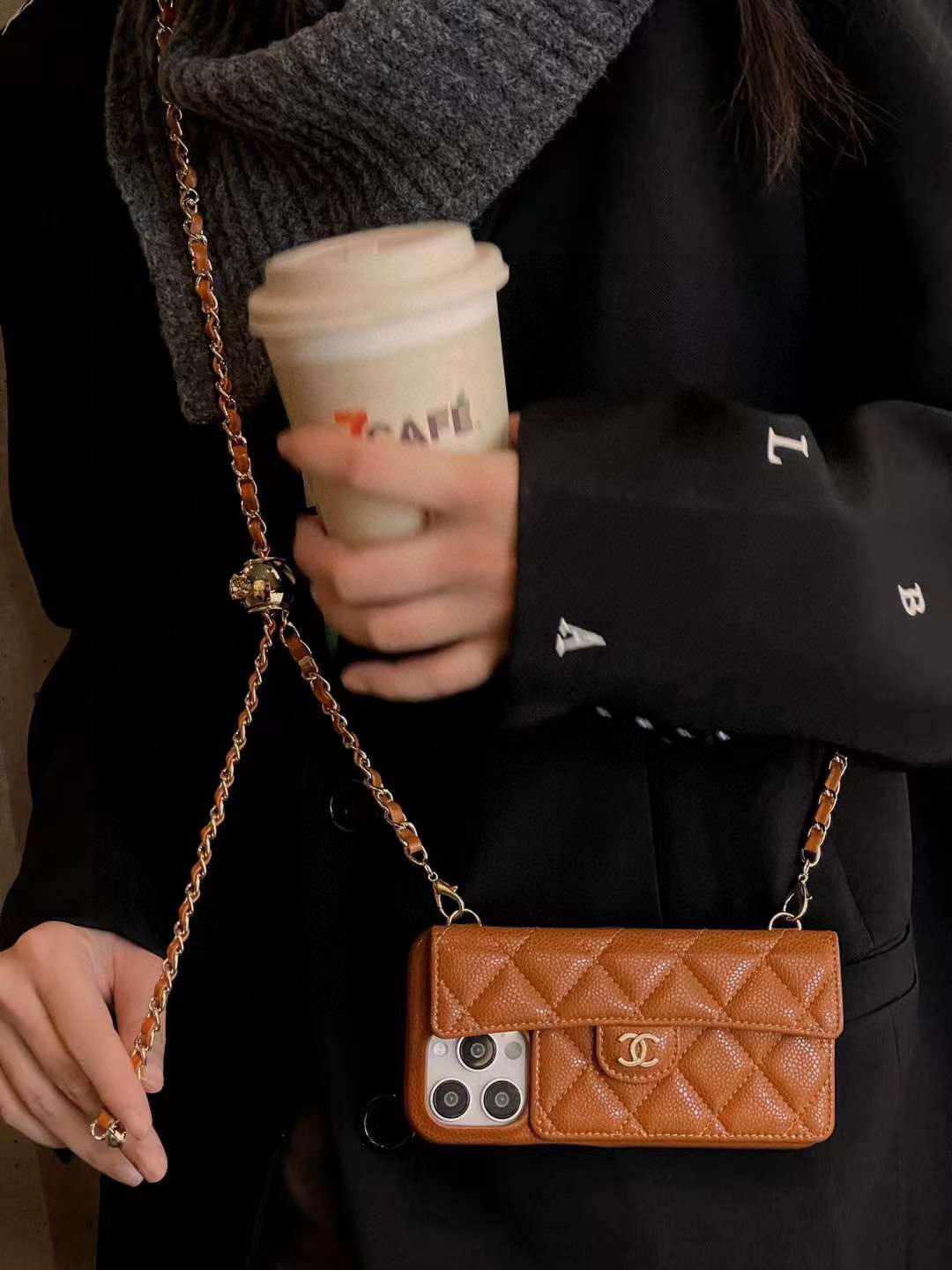 【CHANEL公式】メラードカラー真香シリーズ スマホケース  魚子醤皮×ダブルCゴールドボールチェーン 可調節ストラップ付き
