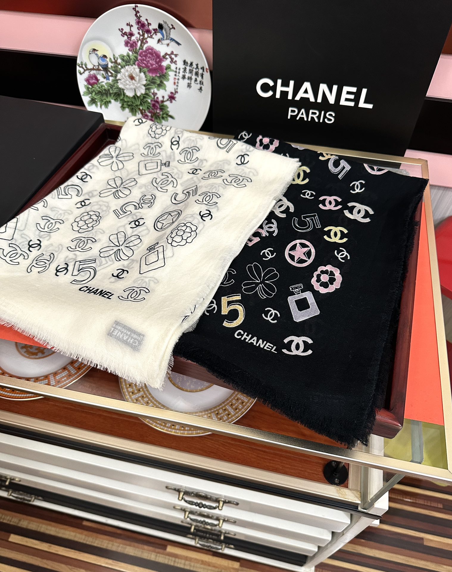 【CHANEL公式】2025年限定「ダブルCモチーフ」ウールスカーフ