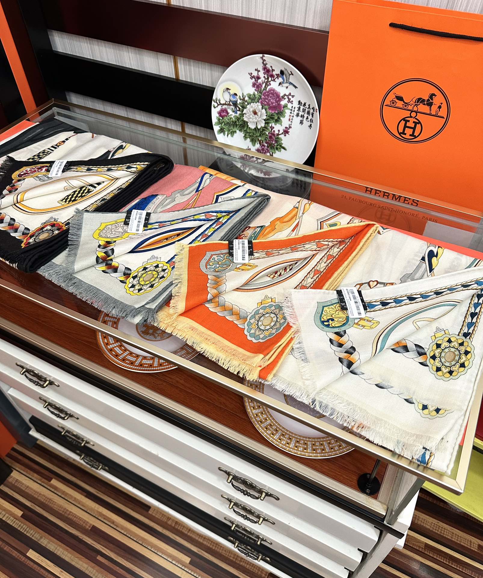 【Hermès公式】2025年限定「ダブルC・ジャンプ」ダブルサイドプリントウールスカーフ