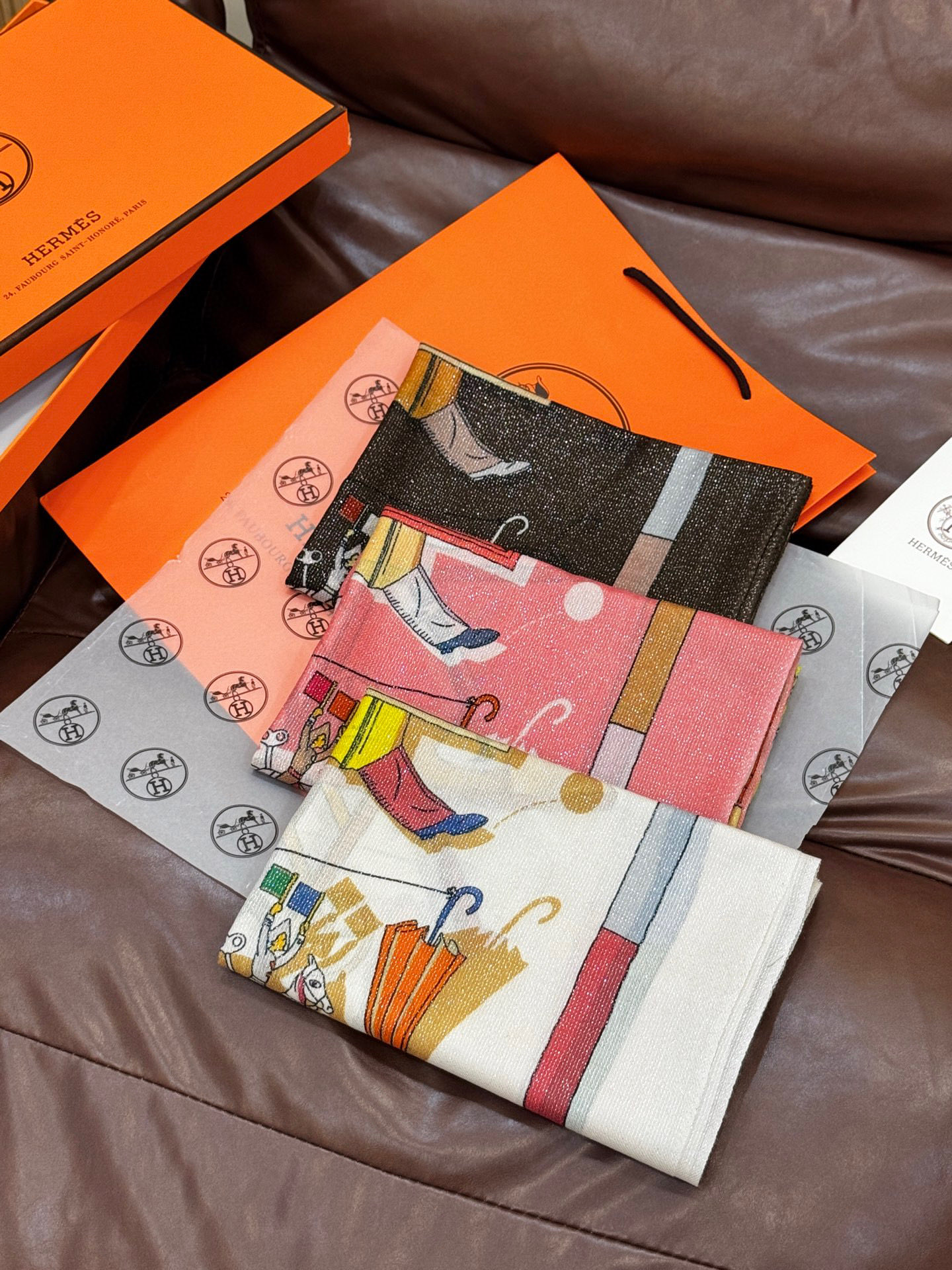 【Hermès公式】2025年限定「ジョナサン・バートン×光のオプティカル」シルクスカーフ