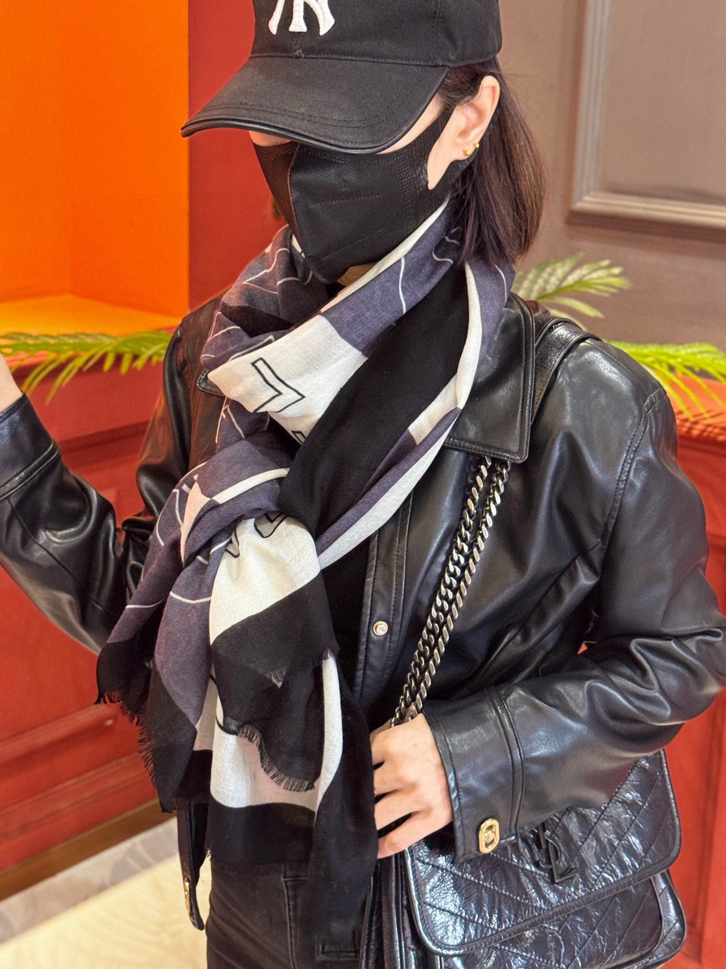 【CHANEL公式】2025年限定「ダブルC・カメリア」ダブルフェイスウールスカーフ