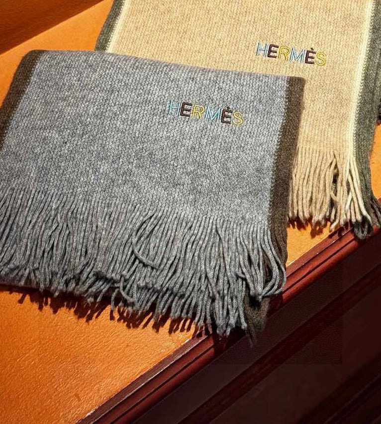 【Hermès公式】2025年限定ダブルフェイス・ウールネックウォーマー