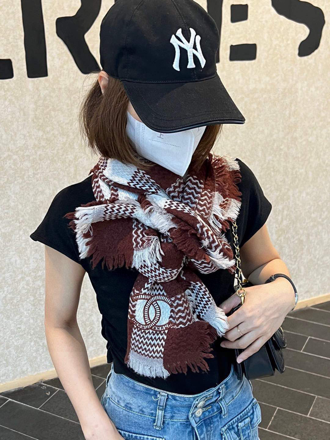 CHANEL公式】2025年限定「ダブルC・スコットランドラム」ウールスカーフ