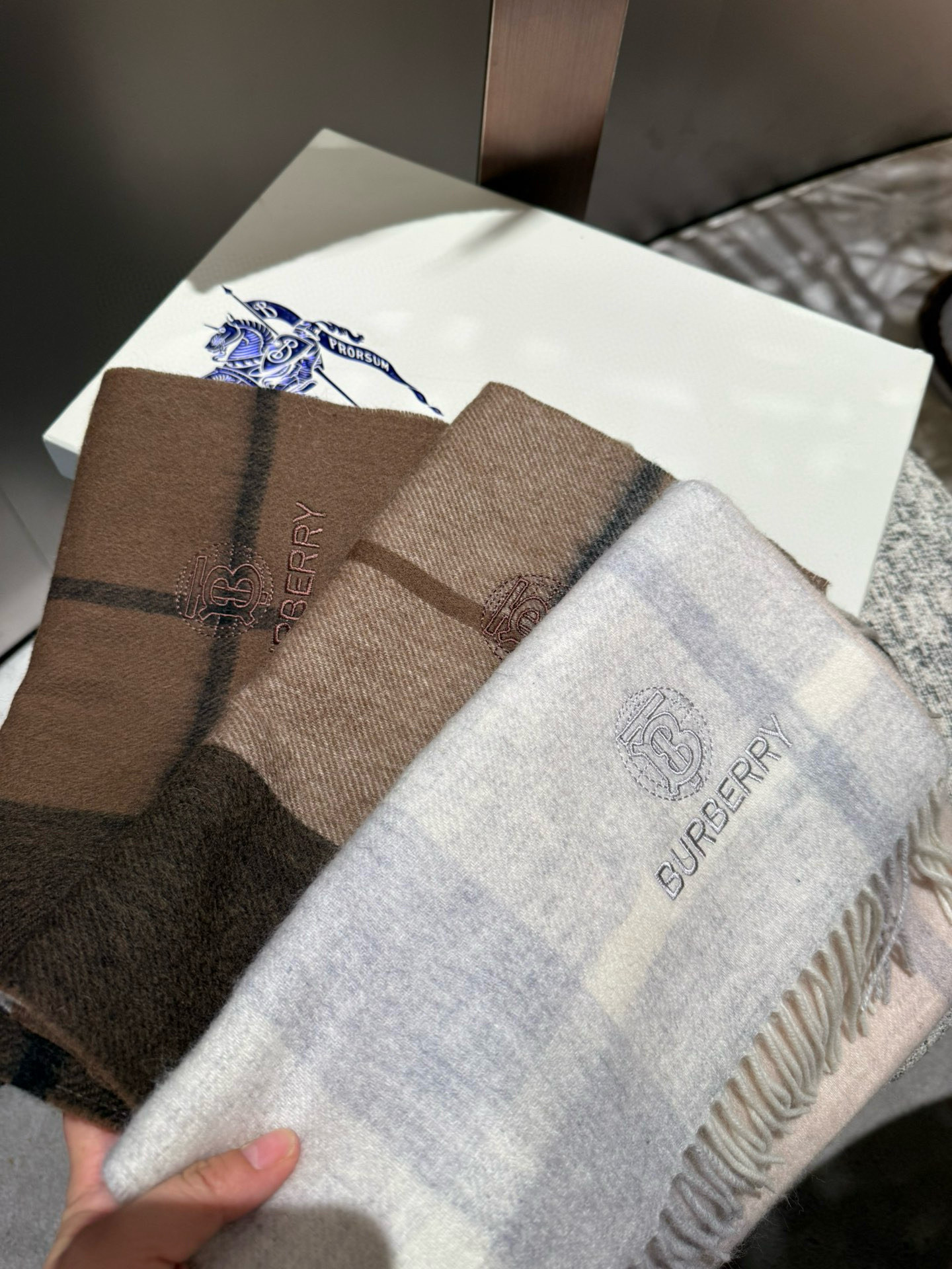 【BURBERRY公式】2025年限定「クラシック・チェック・ウイング」ウールスカーフ