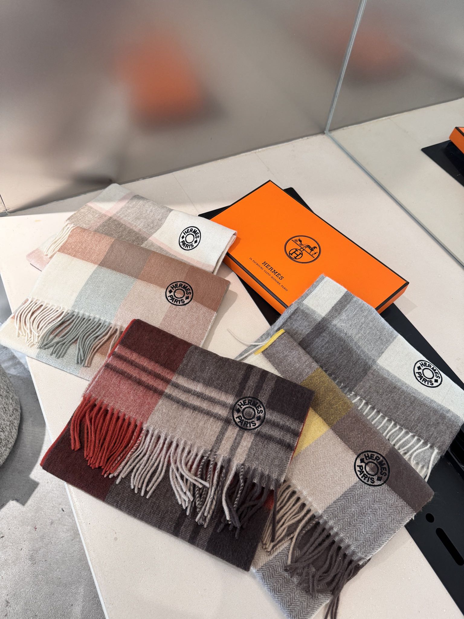 【Hermès公式】2025年限定「アーバン・ウォーターリップ」ウールスカーフ