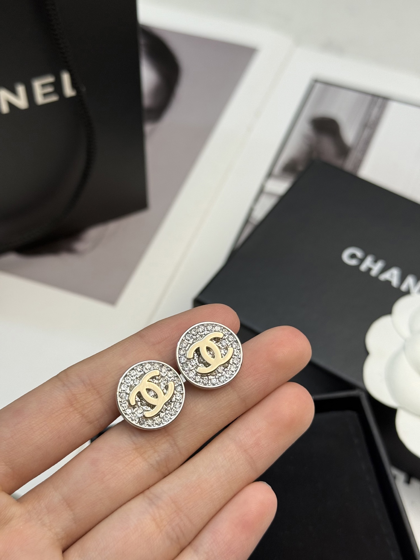 シャネル風 26P 円形 ダブルC ピアス | フルラインストーン ゴールド×シルバー ヴィンテージ 高級感 快適着け心地 鉄板アイテム