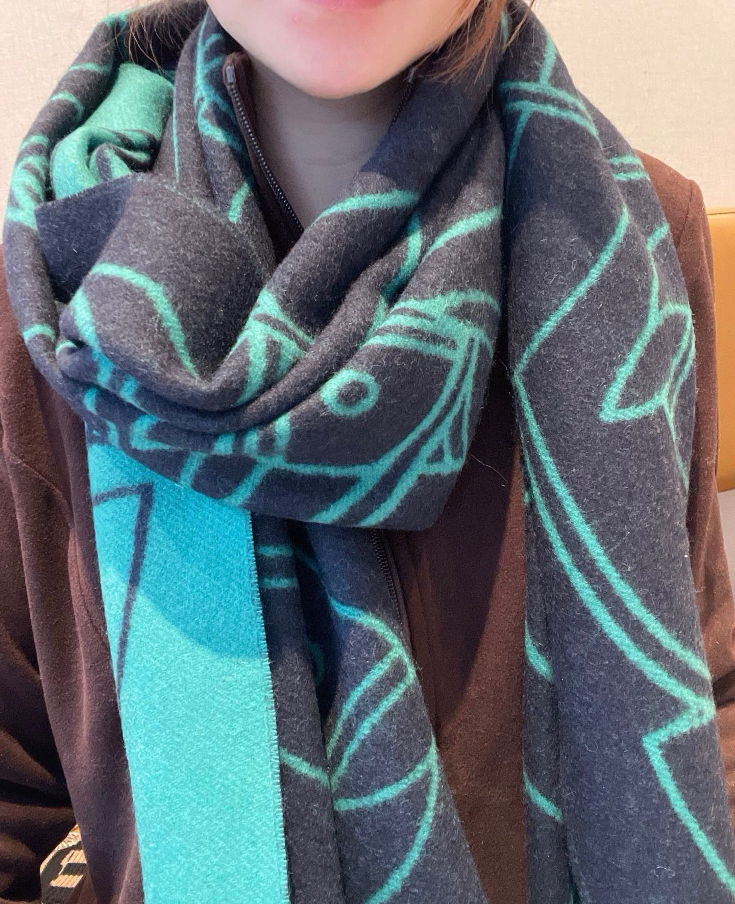 【Hermès公式】2025秋冬限定「カサック・アントレンツ・エクヴェストル」山羊绒スカーフ  40×195cm/100%山羊绒/ジェフ・マクフェトリッジデザイン「エンタンツ・エクヴェストル」モチーフ**