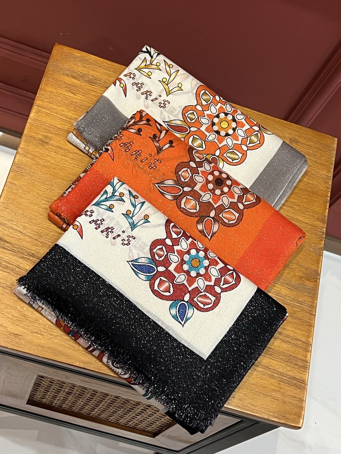 【Hermès公式】2025秋冬限定「ライト・オブ・ウルトラ」光沢ジャカード羊绒スカーフ  100×200cm/100%スコットランド産メリノウール/光を纏う極上の芸術品**