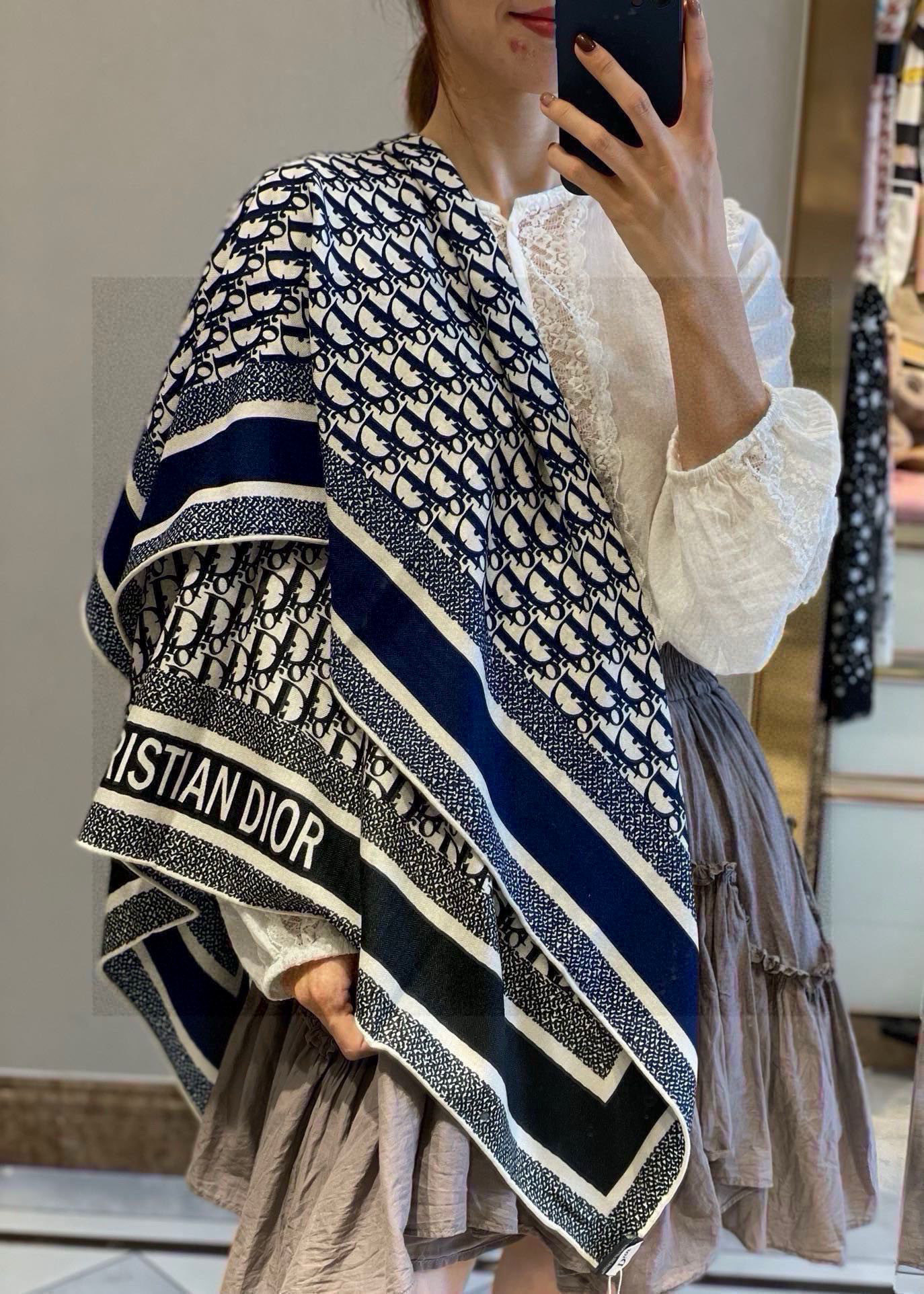 DIOR公式】2025秋冬限定「ダブルフェイス・オブリーク」ダブルレイヤードカシミヤショール  140×140cm/100%スコットランド産ダブルメリノウール/伝統工芸とモダンデザインの融合**