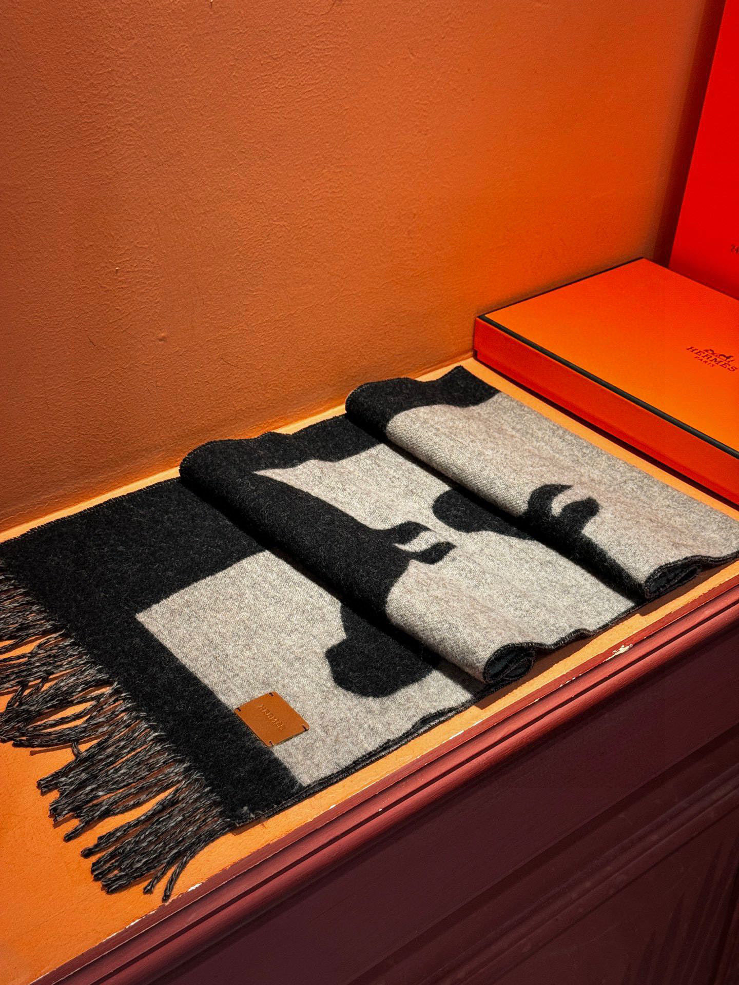 【Hermès公式】2025秋冬限定「エンタンツ・エクヴェストル」ジャカードマント  40×195cm/100%スコットランド産ダブルメリノウール/ジェフ・マクフェトリッジデザイン「馬の魂」モチーフ**