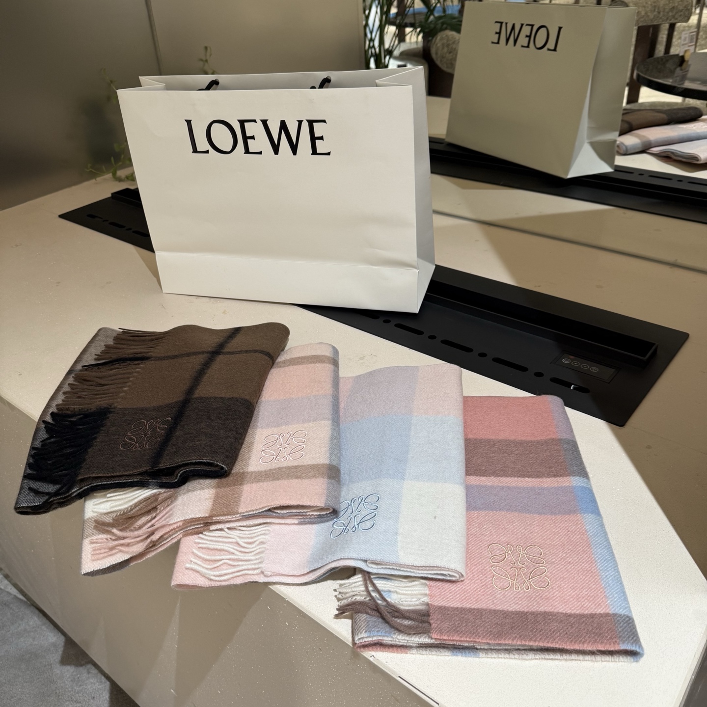 LOEWE公式】2025秋冬限定「アナグラム・ウォーターリフレクション」ダブルフェイスマンズスカーフ  30×180cm(流苏付き)/100%スコットランド産ダブルメリノウール/ジェントルマンの美学を紡ぐ**