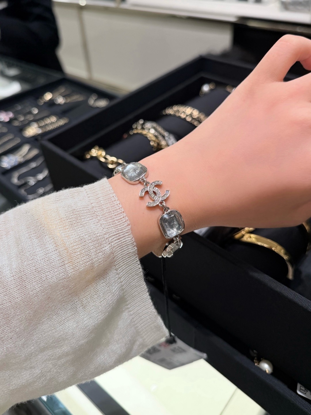 シャネル風 シルバー スクエア クリスタル ダブルC ブレスレット | 清冷 雰囲気 天井 小ぶり 水模様 プチラグジュアリー 日常百搭 必須アイテム
